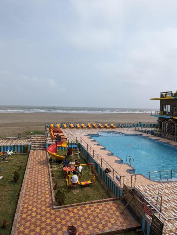 Bazén v ubytování ST Apple Beach Resort Mandarmani nebo v jeho okolí
