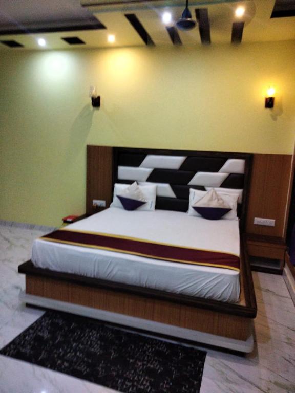 Postel nebo postele na pokoji v ubytování ST Apple Beach Resort Mandarmani