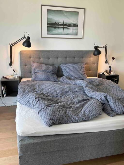 Postel nebo postele na pokoji v ubytování Bo med stil og udsigt til Aarhus lystbådehavn