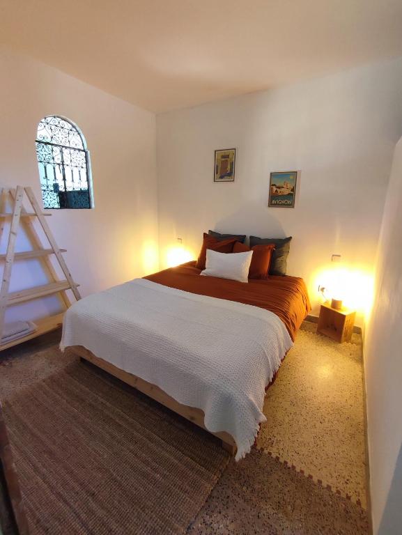 une chambre avec un grand lit et une fenêtre dans l'établissement Lo Mas dei Santés, à Bédarrides