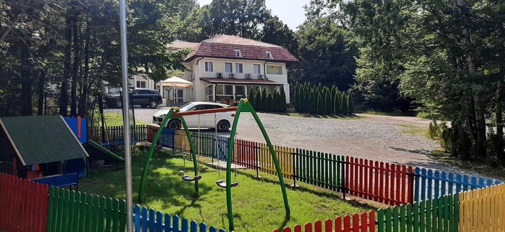 Ο χώρος παιχνιδιού για παιδιά στο Hotel & Restaurant Kotel