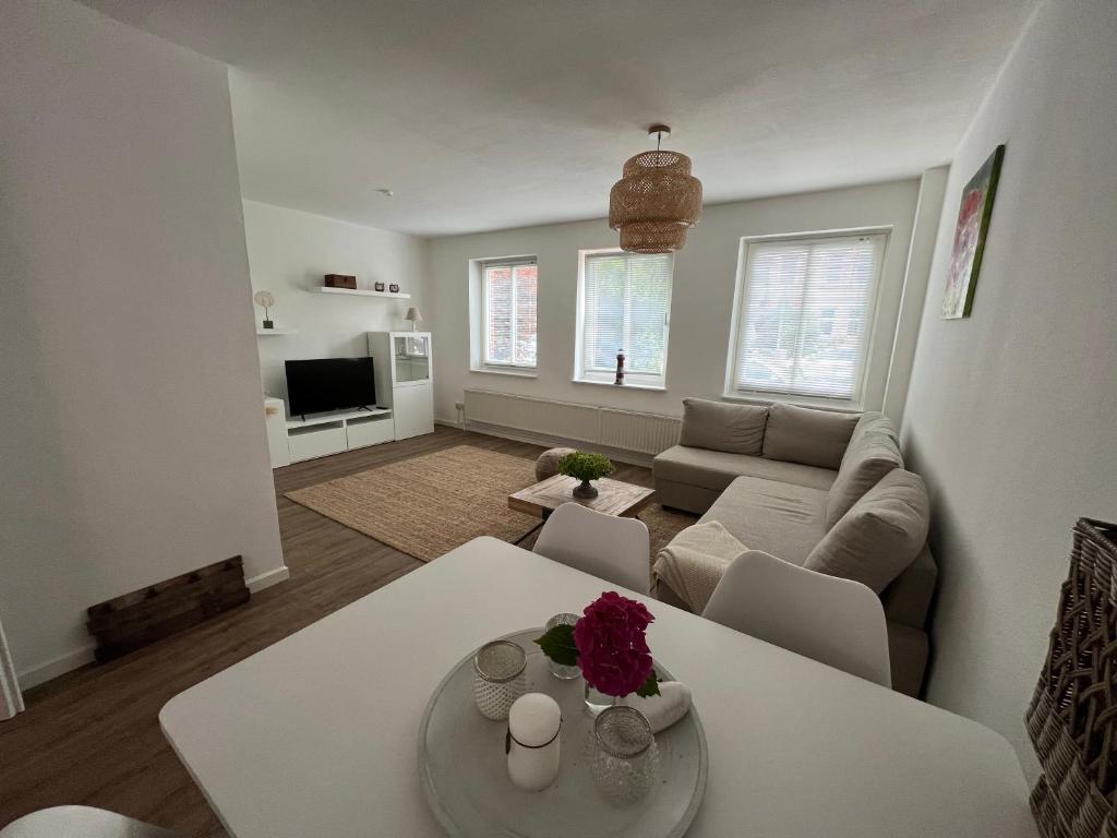 呂貝克的住宿－Wohnen am Park，客厅配有白色桌子和沙发