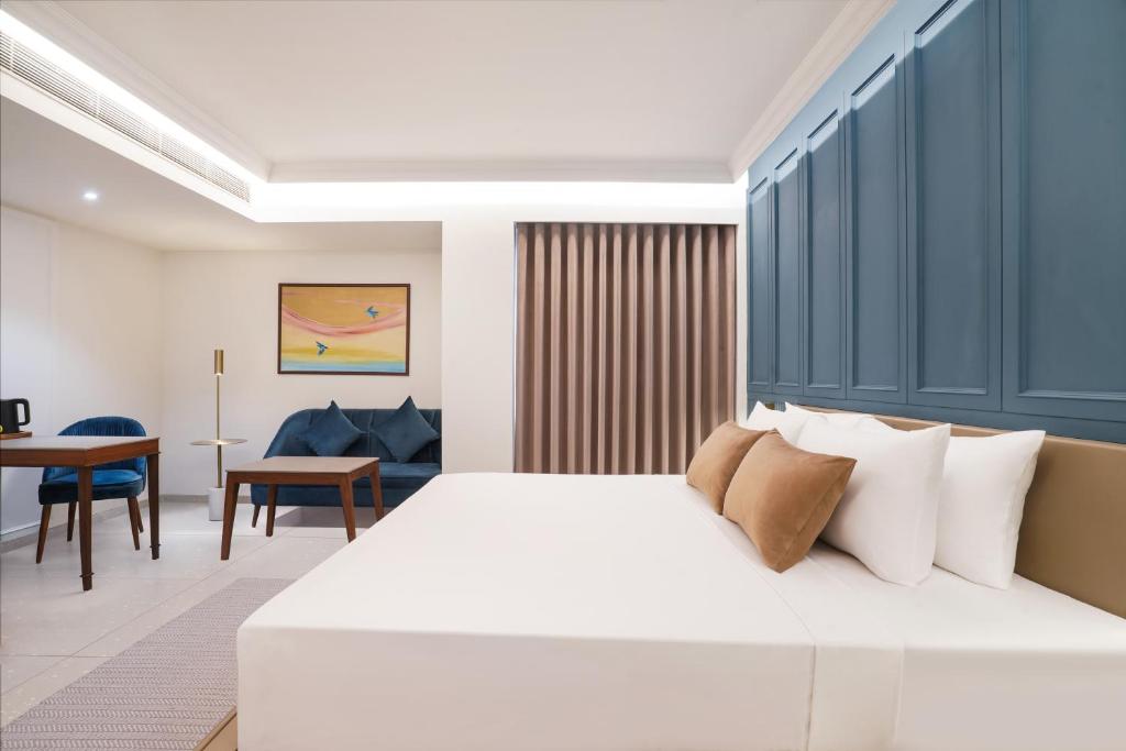 Postel nebo postele na pokoji v ubytování Lemon Tree Hotel, Rajkot