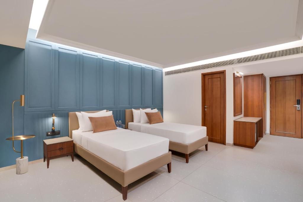 Postel nebo postele na pokoji v ubytování Lemon Tree Hotel, Rajkot