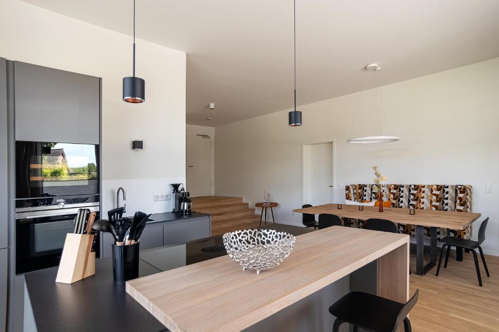uma cozinha e sala de jantar com uma mesa de madeira em Beachside Lounges California Gartenlounge C1 em Kalifornien
