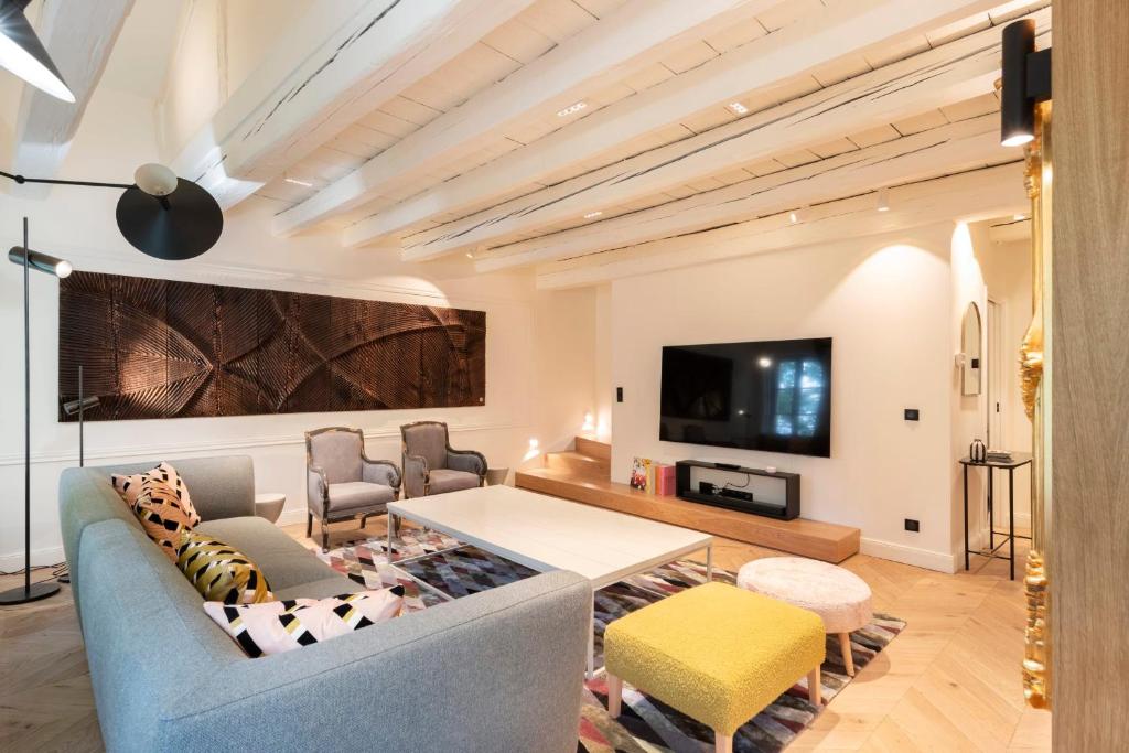 un salon avec un canapé et une table dans l'établissement La Madeleine, à Metz