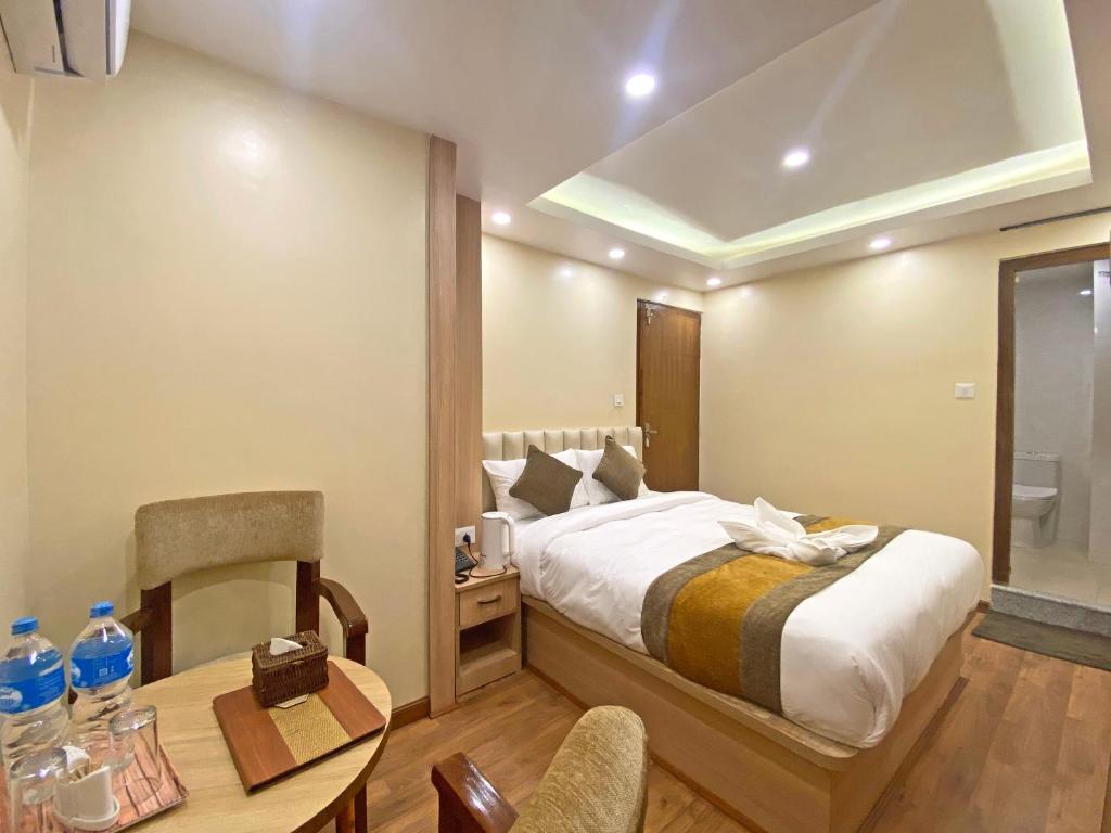 Postel nebo postele na pokoji v ubytování Hotel Airport Gurkha