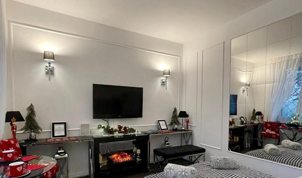Televízia a/alebo spoločenská miestnosť v ubytovaní Premium Apart Varsovia Alice 2