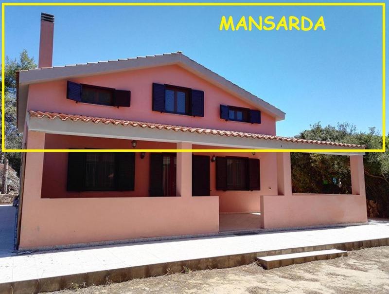 Una foto de una casa con una línea amarilla alrededor. en Pineta Spiaggia Grande, en SantʼAntìoco