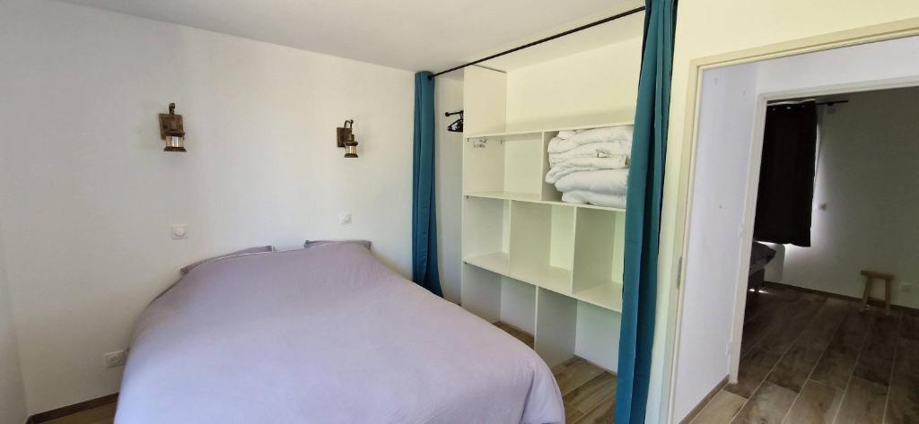 a small room with a bed and a mirror at Maison 4 A 6 Personnes in Belleville-sur-Mer