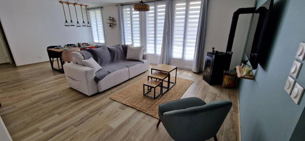 a living room with a white couch and a table at Maison 4 A 6 Personnes in Belleville-sur-Mer