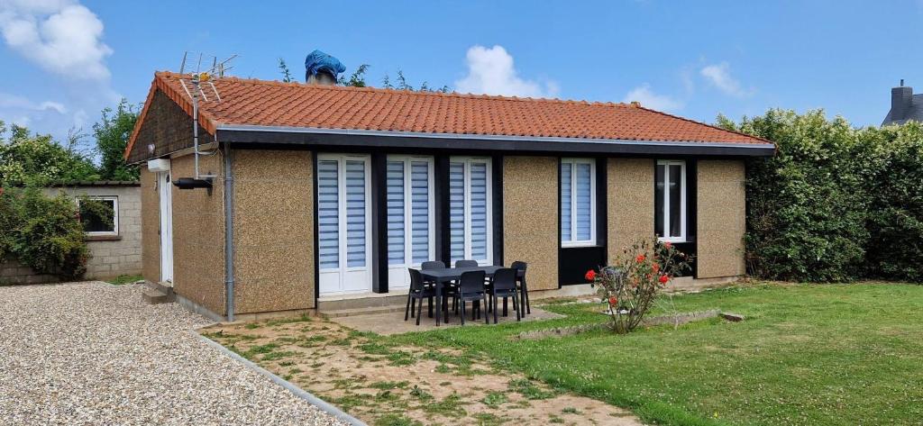 a small house with a table and chairs in the yard at Maison 4 A 6 Personnes in Belleville-sur-Mer