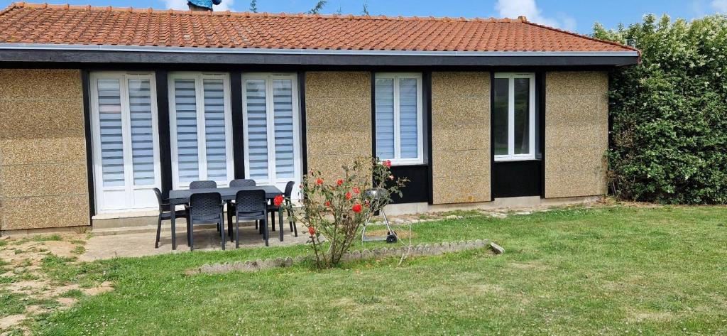 a house with chairs and a table in the yard at Maison 4 A 6 Personnes in Belleville-sur-Mer