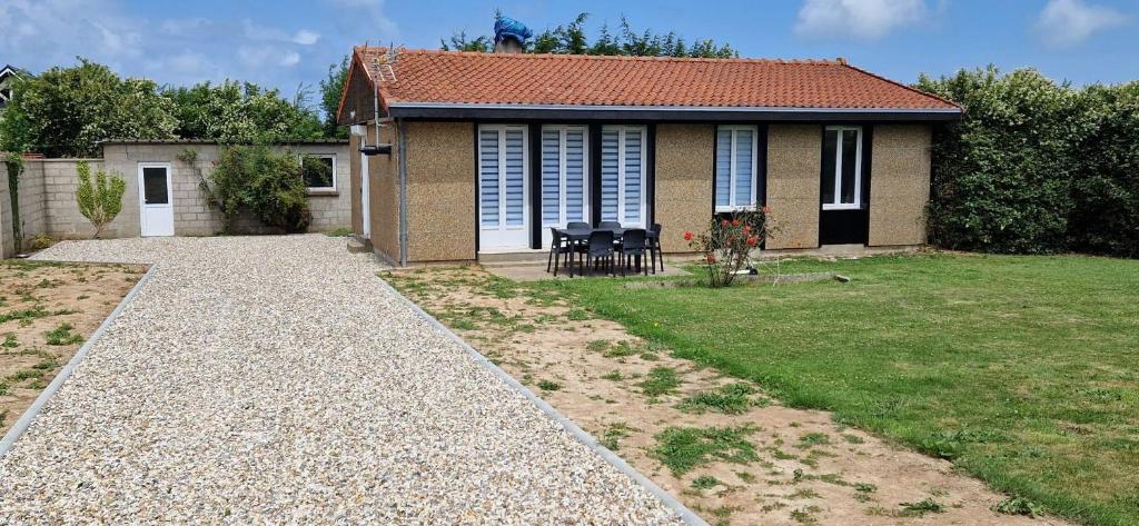 a small house with two chairs in a yard at Maison 4 A 6 Personnes in Belleville-sur-Mer