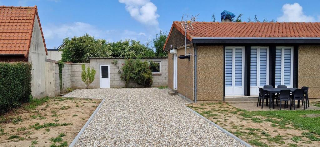 a house with a table and chairs in front of it at Maison 4 A 6 Personnes in Belleville-sur-Mer