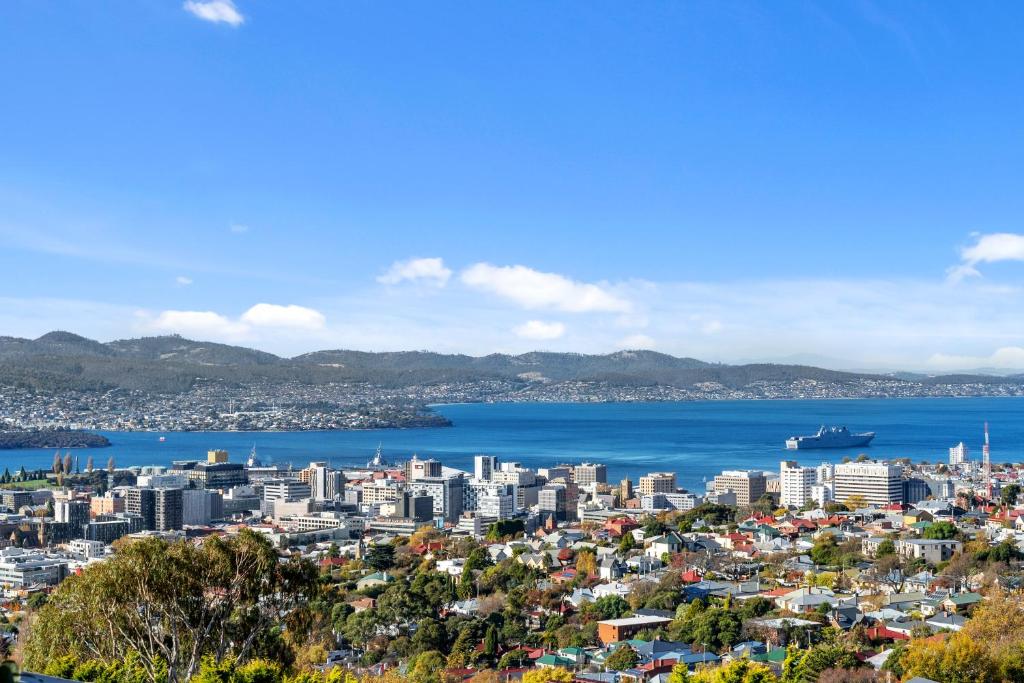 z powietrza widok na miasto i ocean w obiekcie Hobart Vista w mieście Hobart