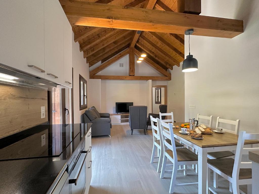 Kuchyň nebo kuchyňský kout v ubytování Apartamentos Rurales AINARIAK