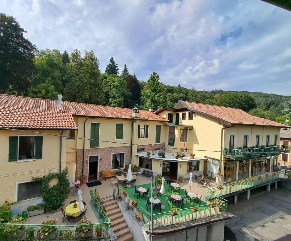 einem Luftblick auf ein Haus mit einer Terrasse in der Unterkunft HOTEL RISTORANTE VITTORIA dal 1920 in Marzio