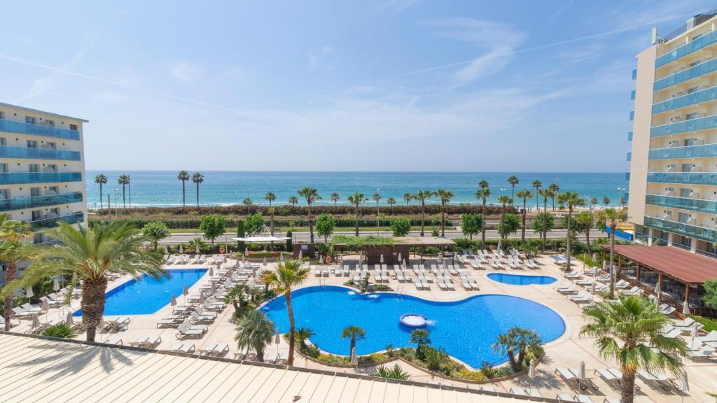 een luchtzicht op een resort met een zwembad en de oceaan bij Golden Taurus Aquapark Resort in Pineda de Mar