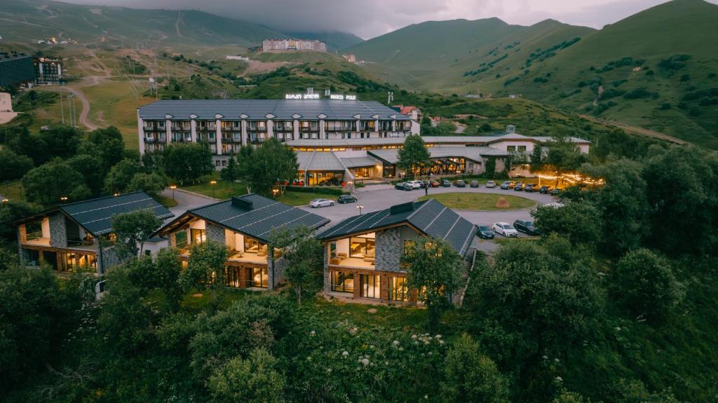 een luchtzicht op een hotel met bergen op de achtergrond bij Marco Polo Hotel Gudauri in Goedaoeri