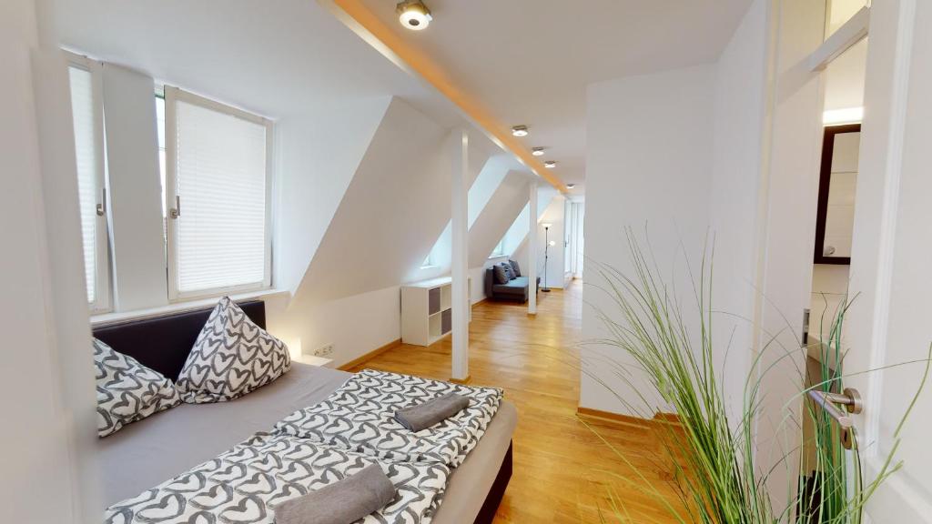 ein Schlafzimmer mit einem Bett in einem Zimmer in der Unterkunft Loftwohnung im tollen Hinterhaus in Leipzig