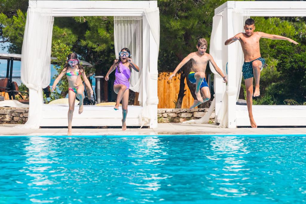 Bazén v ubytování O-Tents by Obonjan Island Resort nebo v jeho okolí