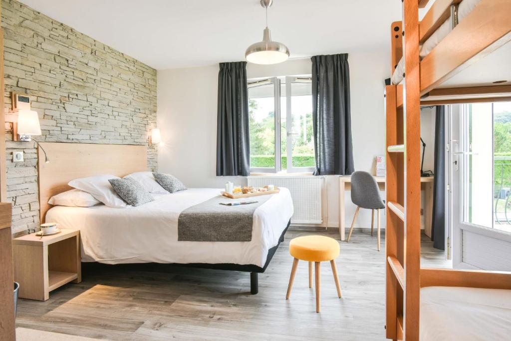 ein Hotelzimmer mit einem Bett und einem Loft in der Unterkunft Logis Auberge du Relais in Berenx