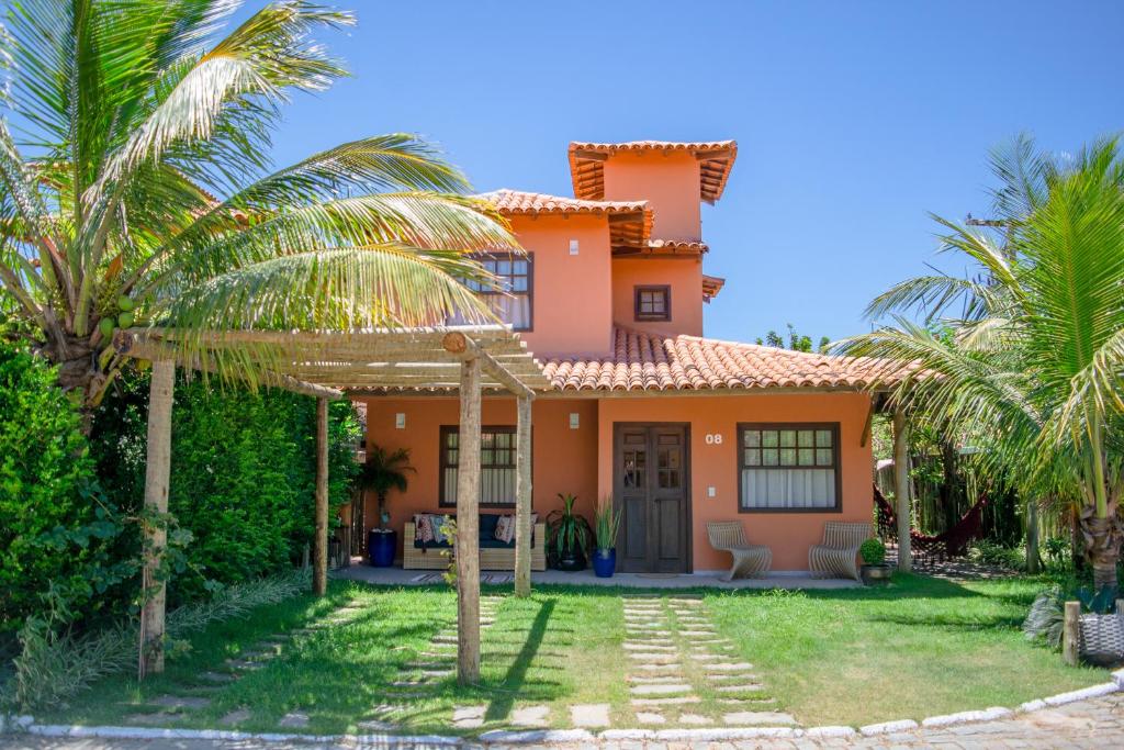 dom z palmami przed nim w obiekcie Meu Paraíso em Búzios w mieście Búzios