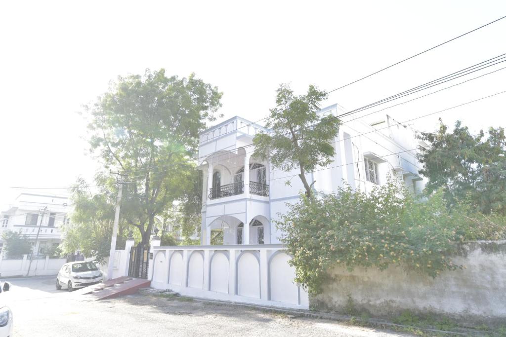Biały budynek z płotem przed nim w obiekcie N.K. Heritage by T.C. Group w mieście Udaipur