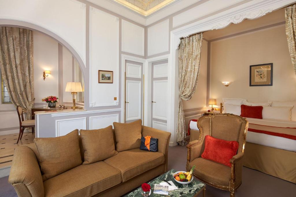 Eiffel Tower Junior Suite — room photograph