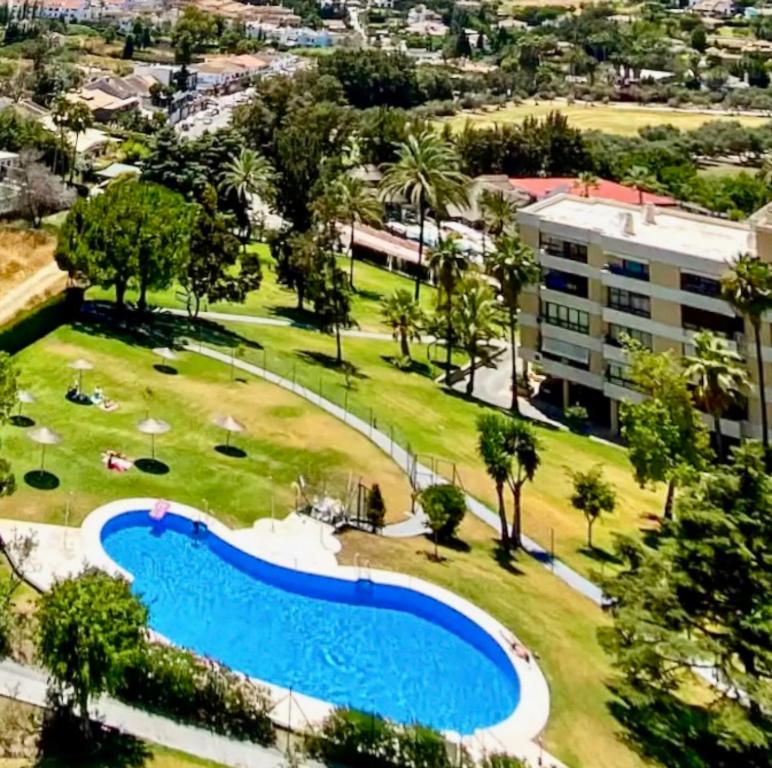 uma vista aérea de um parque com uma piscina em luxury golden sunset apartment Aloha puerto banus em Marbella