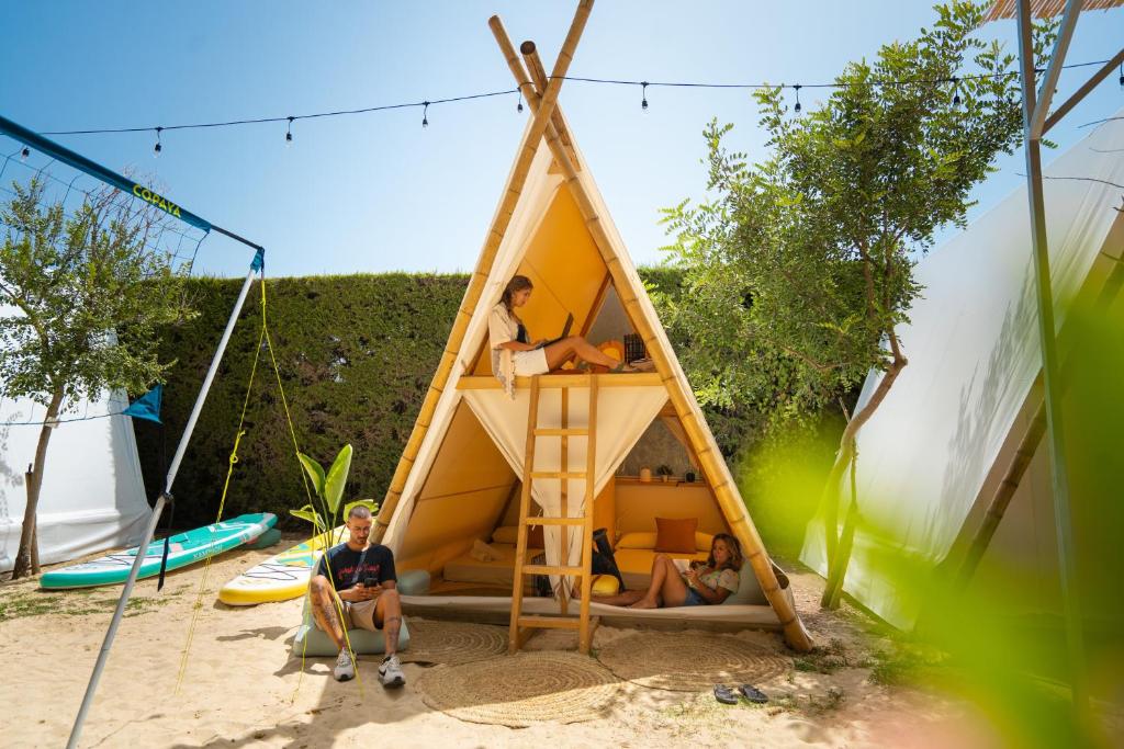 Eine Gruppe von Menschen, die in einem Spielhaus sitzen in der Unterkunft Kampaoh Hostel El Palmar in El Palmar