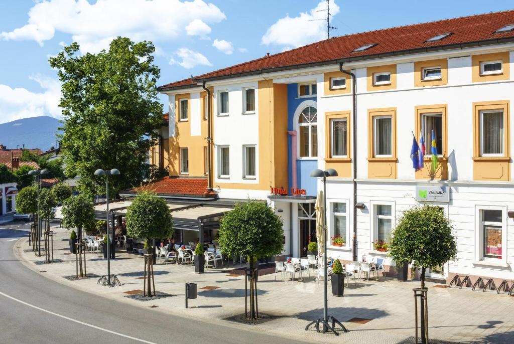 een straat in een stad met een gebouw bij Lipa, Hotel & Bistro in Nova Gorica
