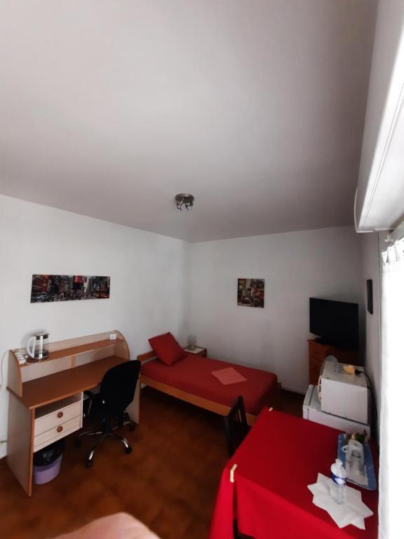 Habitación pequeña con escritorio, cama y escritorio sidx sidx sidx sidx sidx sidx en Chambre SOLO Toulon Ouest, en Toulon