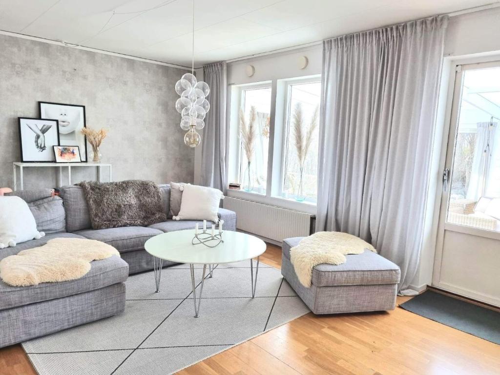 - un salon avec un canapé et une table dans l'établissement Hus i lugnt område, 15 min från Örebro, à Vintrosa