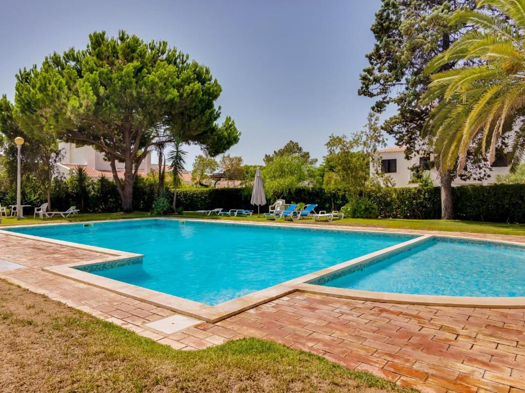 Montemar apartment with pool and garden
