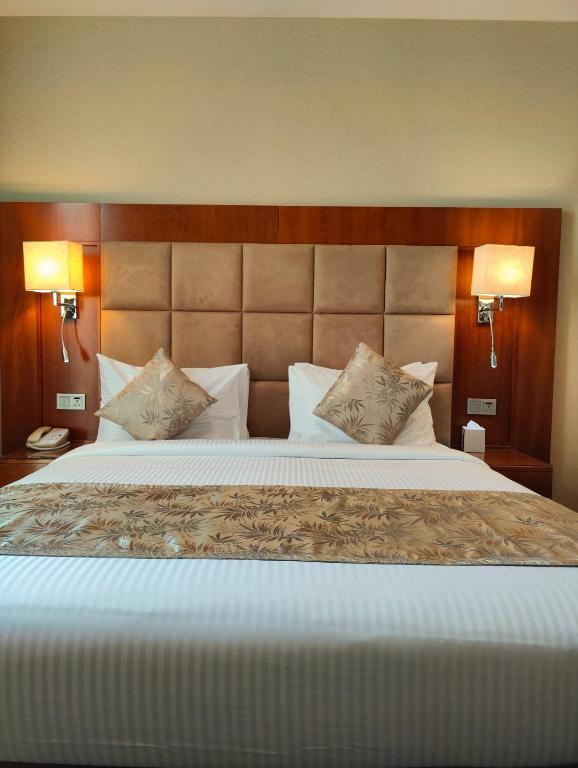 Postel nebo postele na pokoji v ubytování Montreal Barsha Hotel