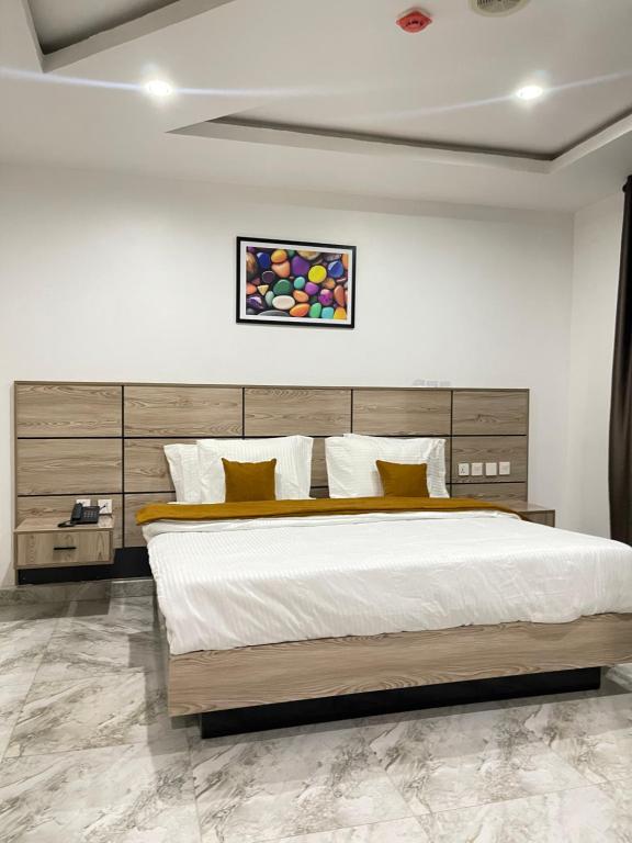 a bedroom with a large bed in a room at 1oakapartments in Abuja