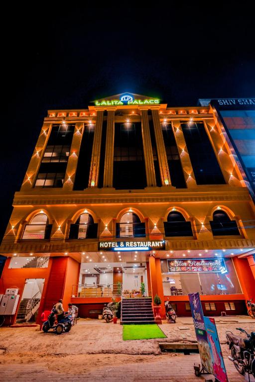 duży budynek z oświetleniem na górze w obiekcie Hotel Lalita Palace w mieście Dżajpur