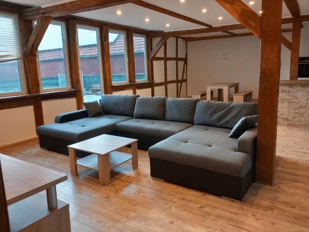 uma sala de estar com um sofá e uma mesa em Ferienwohnung 1 Bartölke em Bockenem