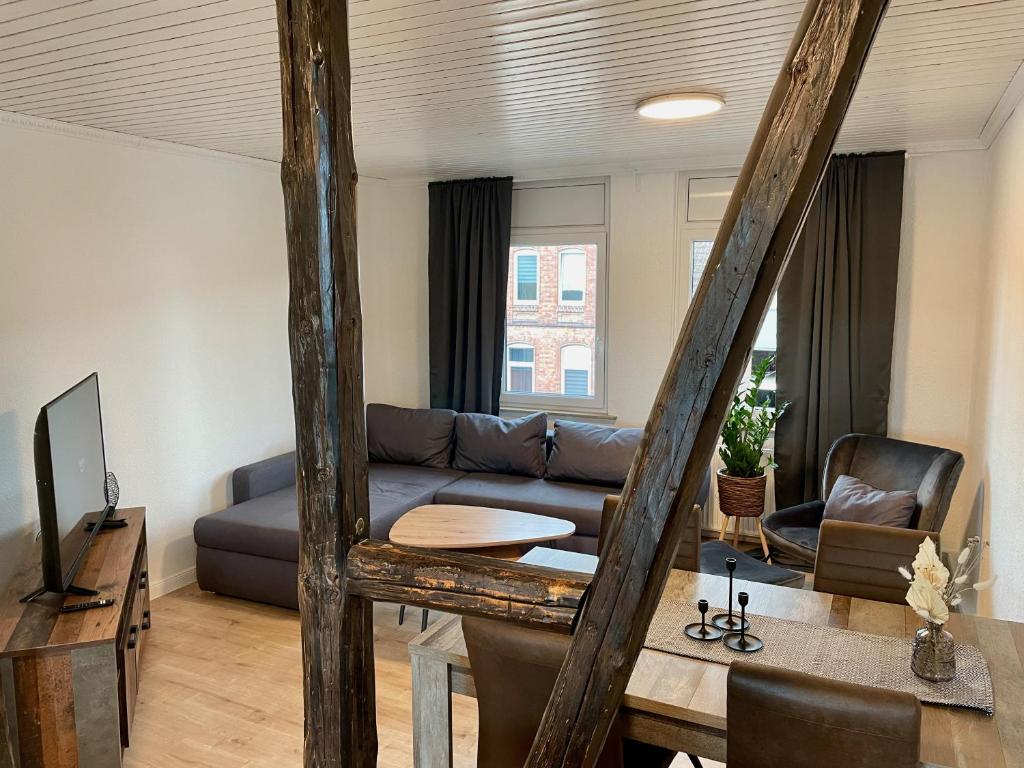 - un salon avec un canapé et une table dans l'établissement FLATLIGHT - Stylish apartment - Kitchen - Parking - Netflix, à Hildesheim