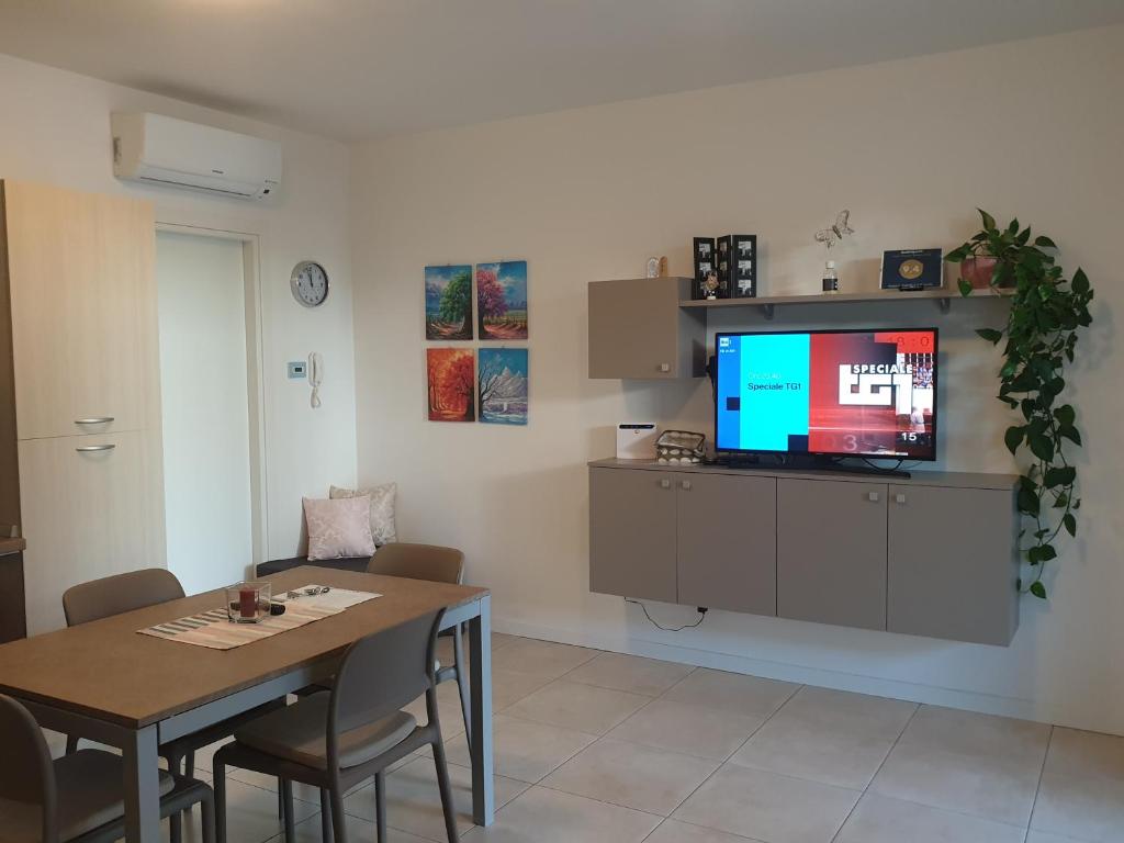 Telewizja i/lub zestaw kina domowego w obiekcie Appartamento 2 il Vigneto