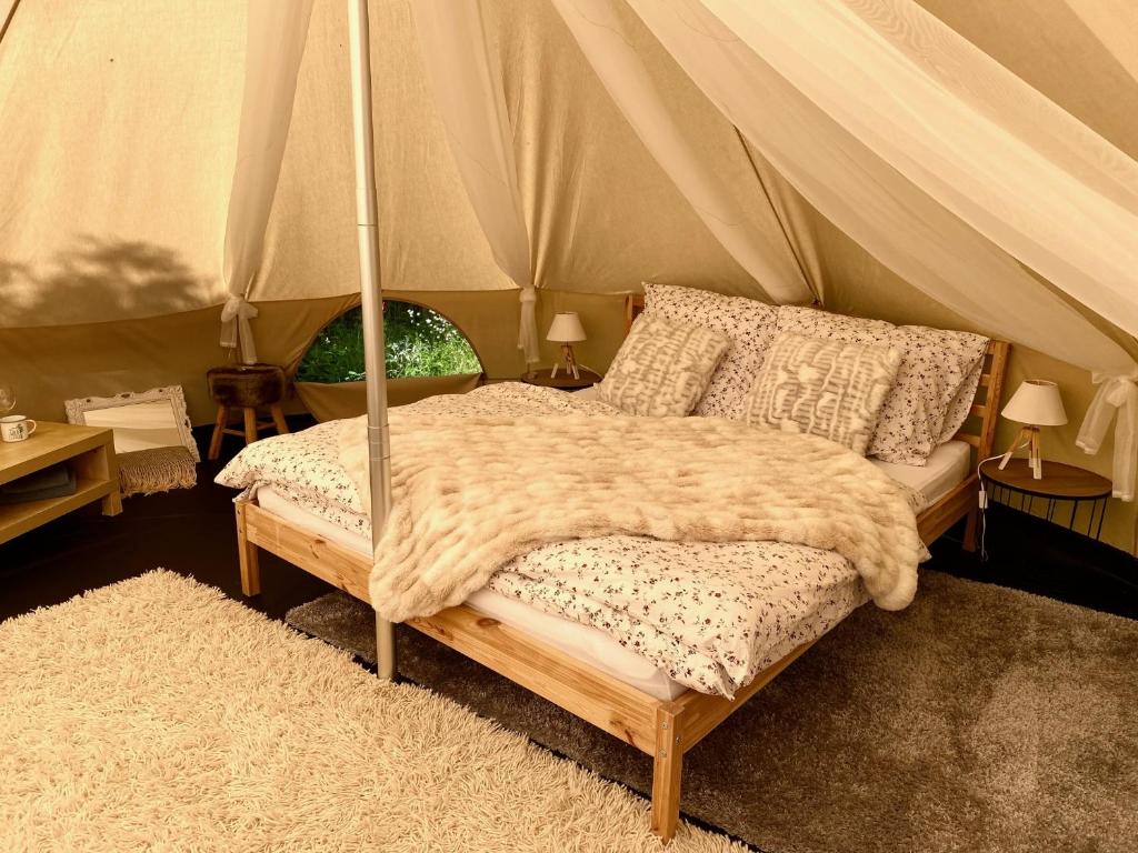 מיטה או מיטות בחדר ב-Hvězdný glamping