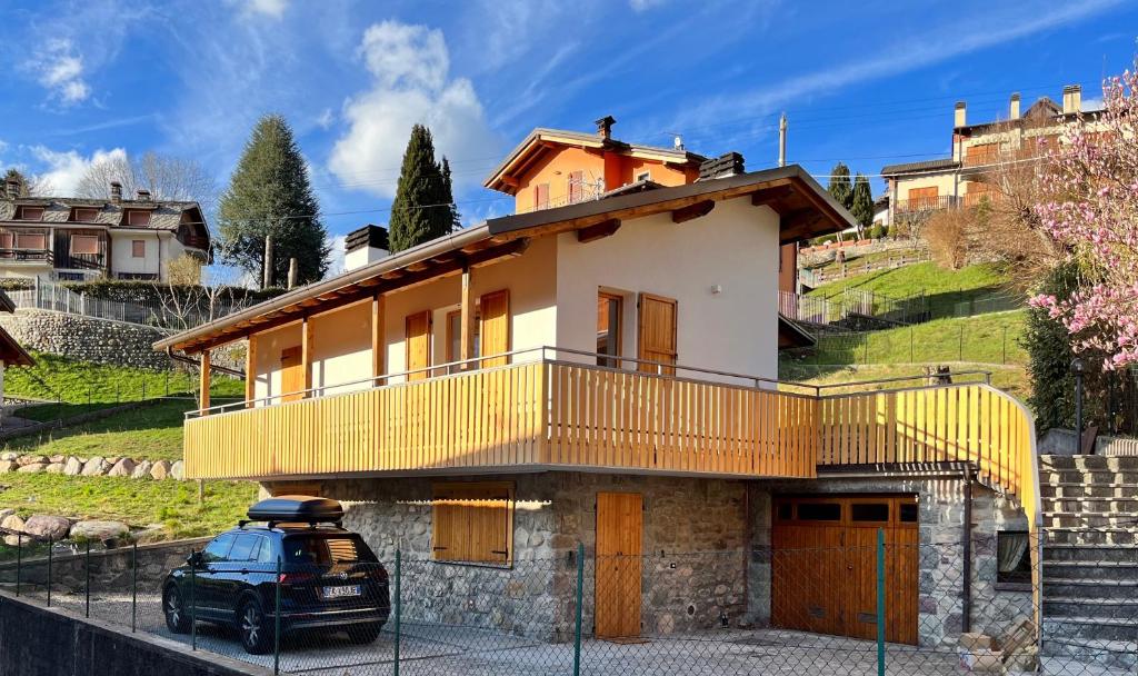 dom z samochodem zaparkowanym przed nim w obiekcie Baitèl - Tra il cielo e le Alpi w mieście Gromo