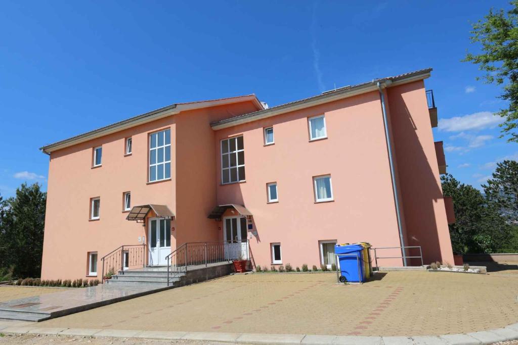Budova, v ktorej sa apartmán nachádza
