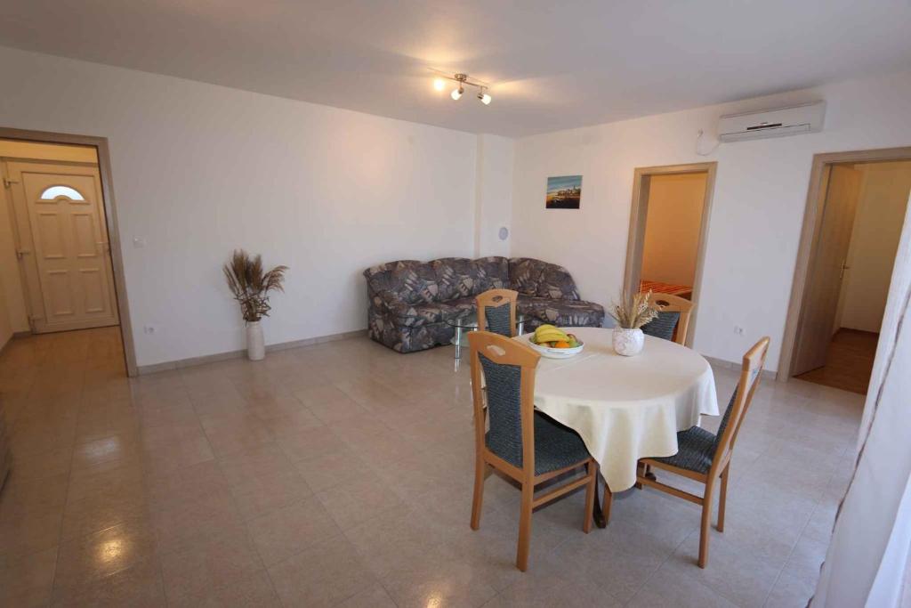 Posedenie v ubytovaní Apartment in Silo/Insel Krk 13582