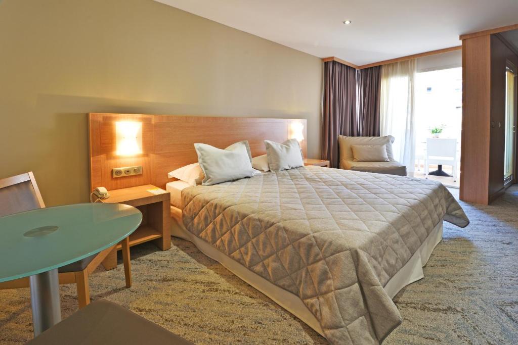 Postel nebo postele na pokoji v ubytování Hôtel Le Rocher