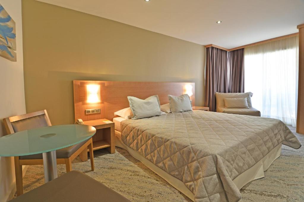 Postel nebo postele na pokoji v ubytování Hôtel Le Rocher