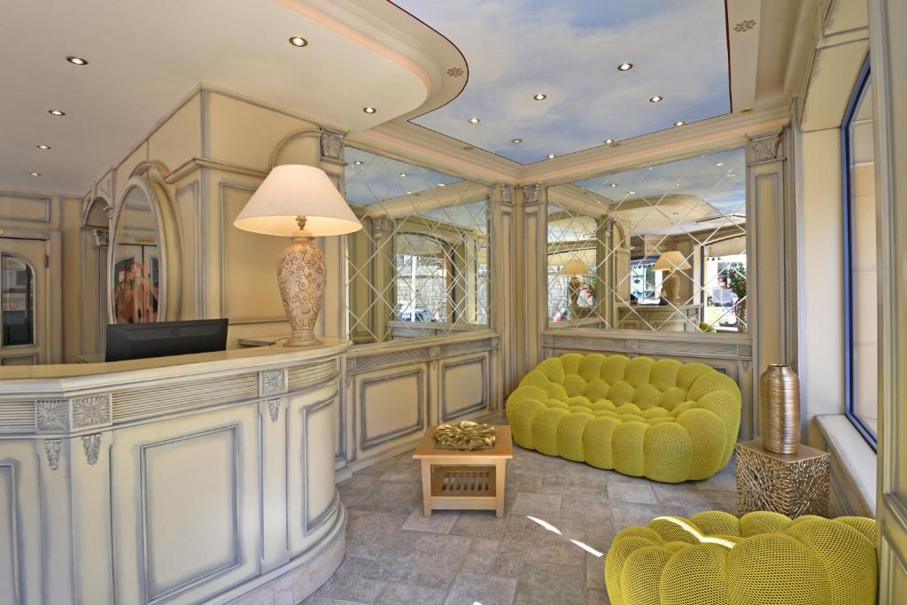 Posezení v ubytování Hôtel Le Rocher