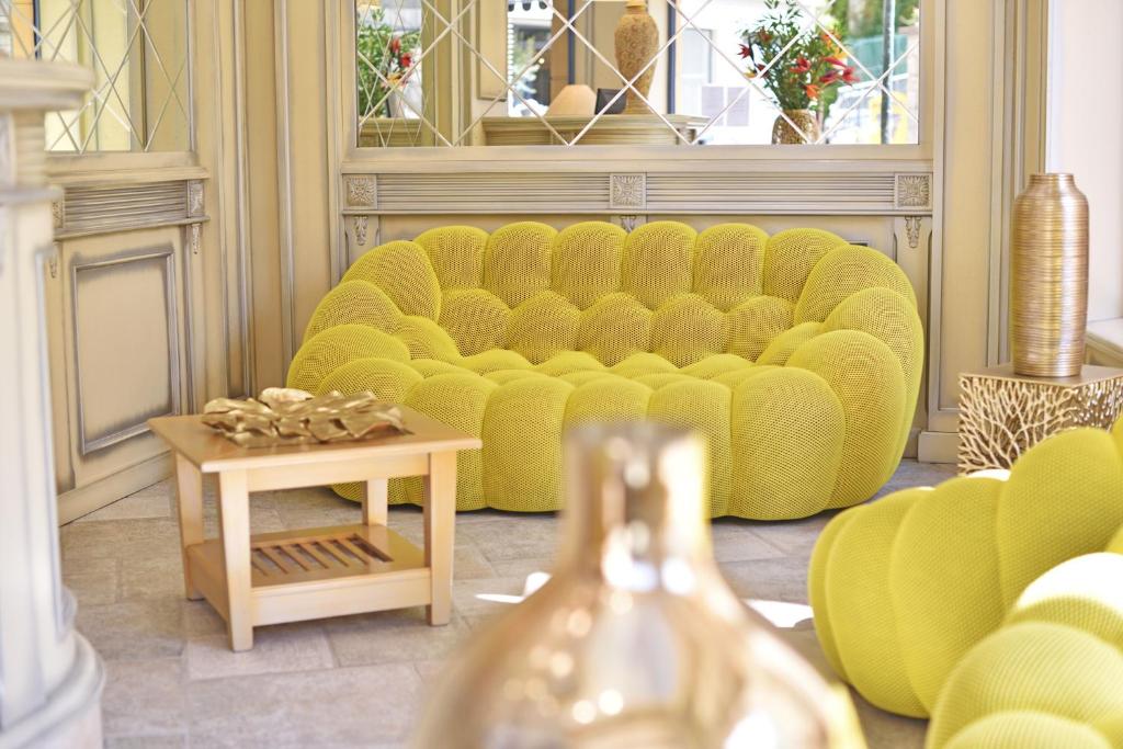 Posezení v ubytování Hôtel Le Rocher